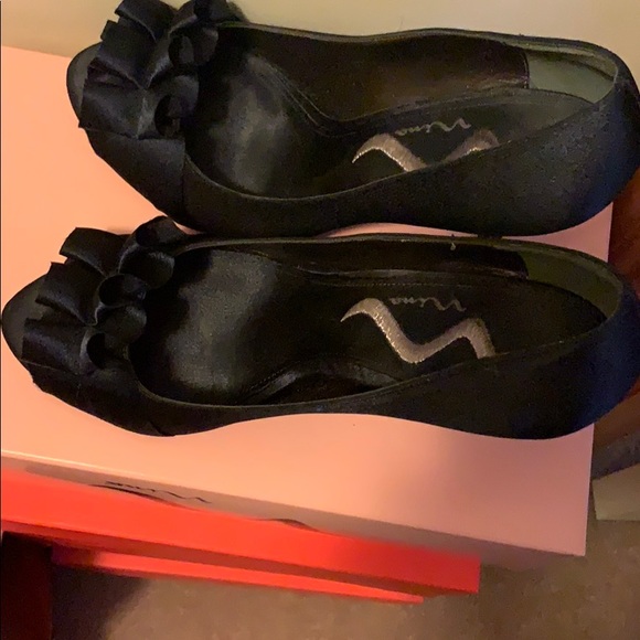 Nina navy blue dress shoes with ruffle top. - Picture 2 of 2